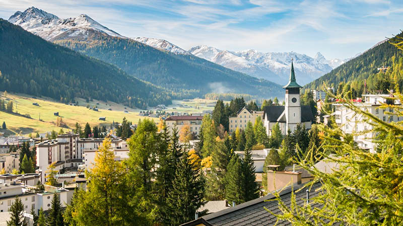 Grantoppar och fjllstugor bland bergen i byn Davos.
